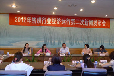 1-4月全國限額以上企業(yè)服裝鞋帽、針紡織品零售額同比增長15.6%，消費市場穩(wěn)步復(fù)蘇